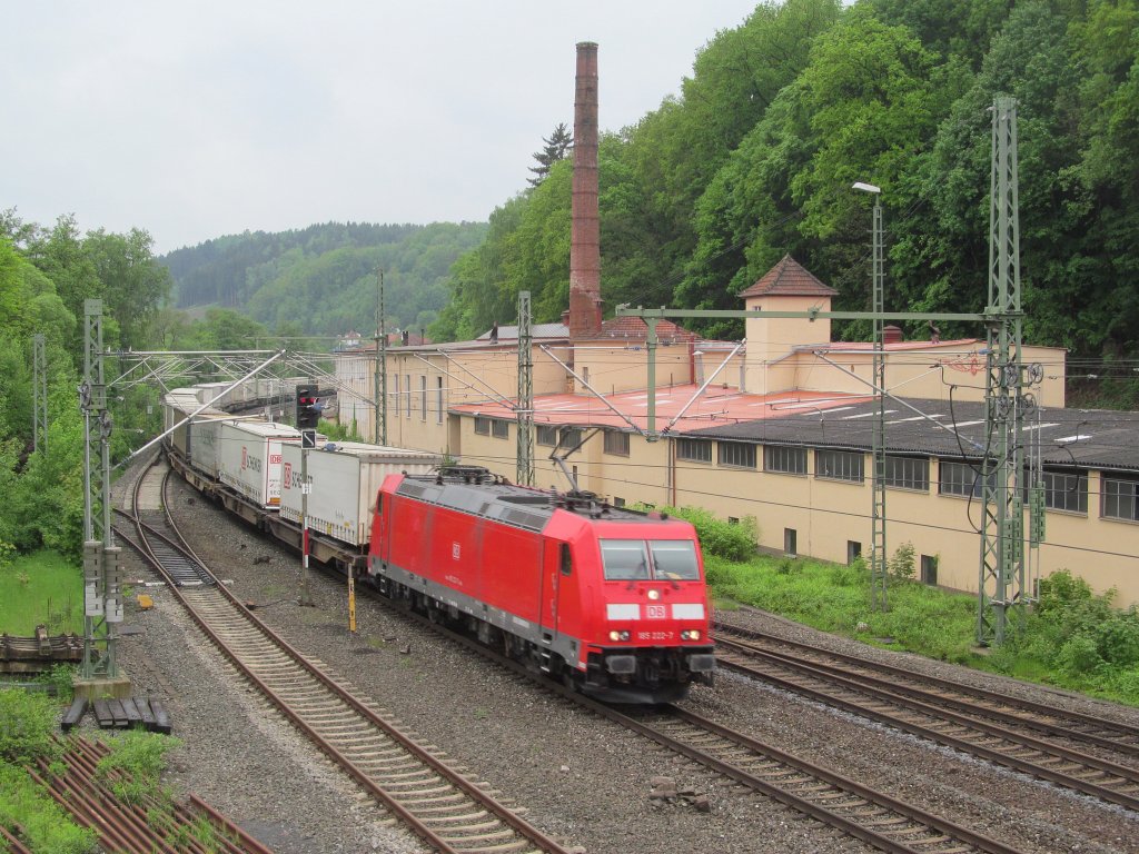 185 222-7 zieht am 18. Mai 2013 einen KLV-Zug durch Kronach in Richtung Saalfeld.