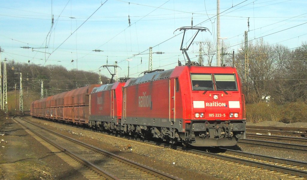 185 223-5 und Schwesterlok am 9.2.11 in Kln West.