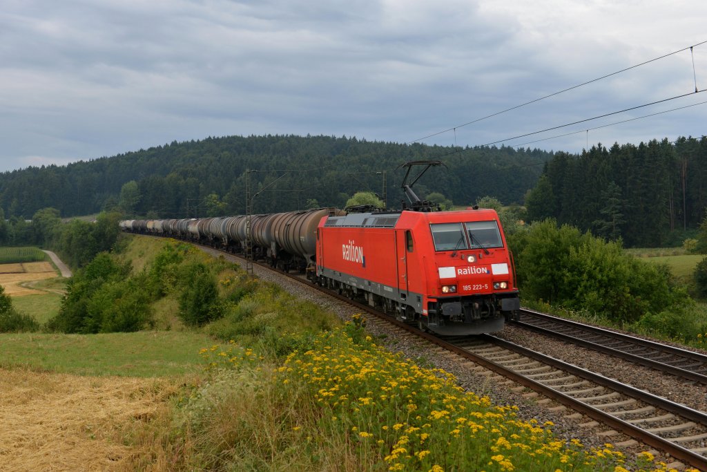 185 223 mit einem Gterzug am 04.08.2012 unterwegs bei Dettenhofen.