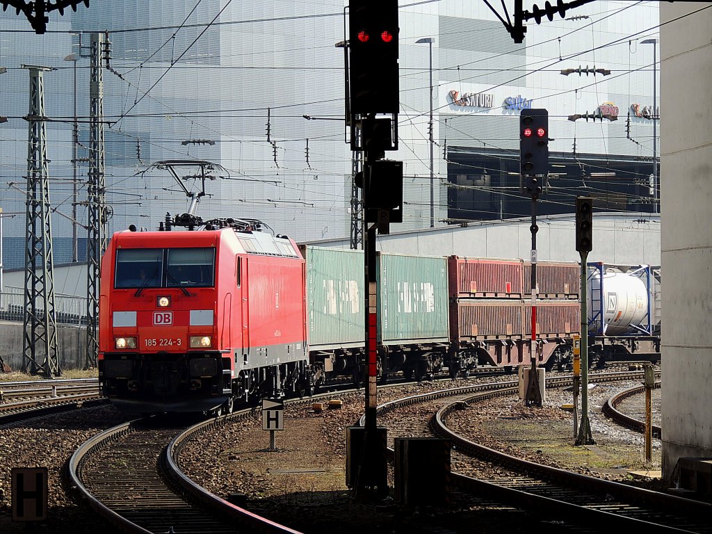 185 224-3 erreicht von sterreich kommend mit einem Containerzug Passau-Hbf; 130316