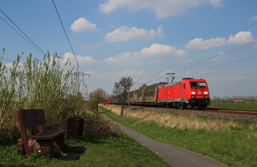 185 224-3 fuhr am 03.05.2013 mit einem Autozug von Emden nach Osnabrck, hier sdlich von Leer.