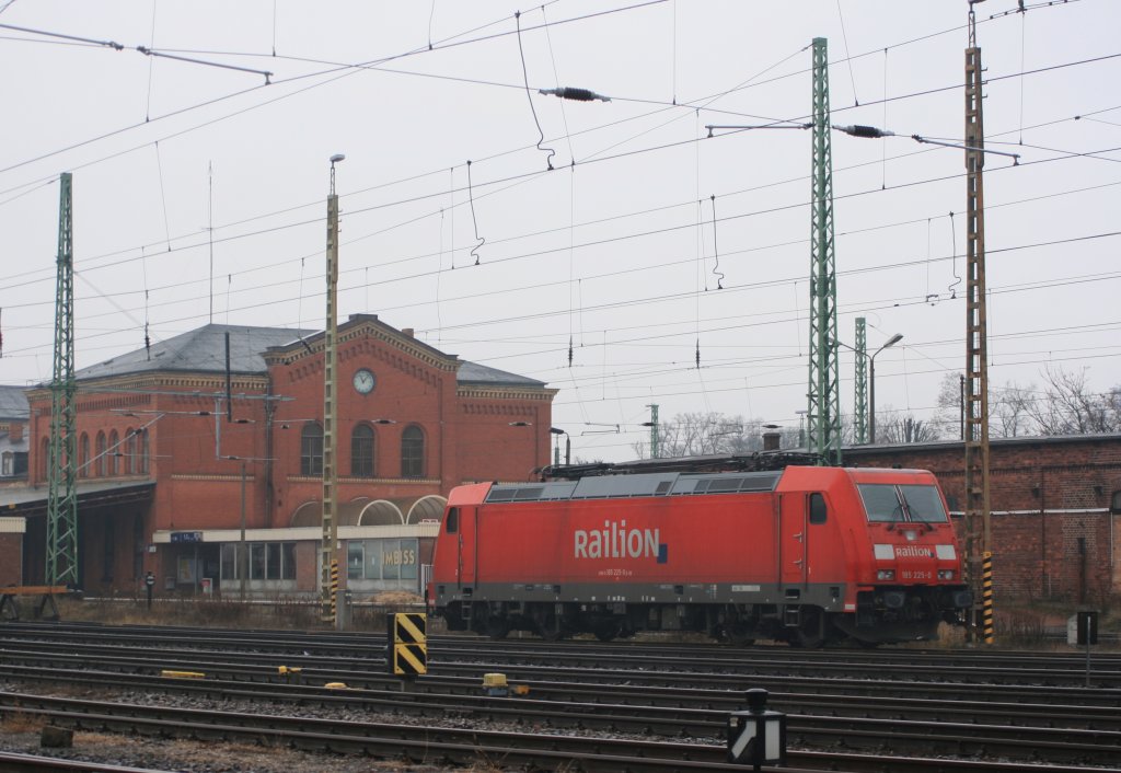 185 225-0 am 06.12.09 im Bahnhof Guben