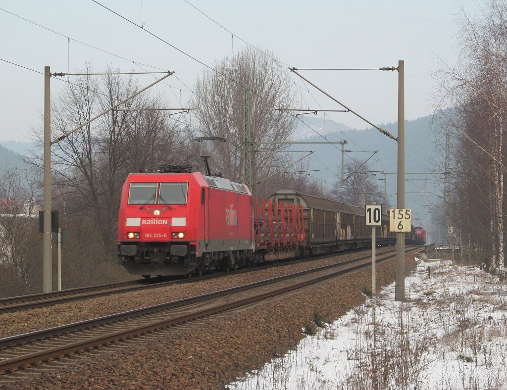 185 225-0 ist am 15. Februar 2013 mit einem gemischten Gterzug bei Unterloquitz in Richtung Probstzella unterwegs. 151 140-1 schob schon ab Saalfeld am Zugschluss nach.