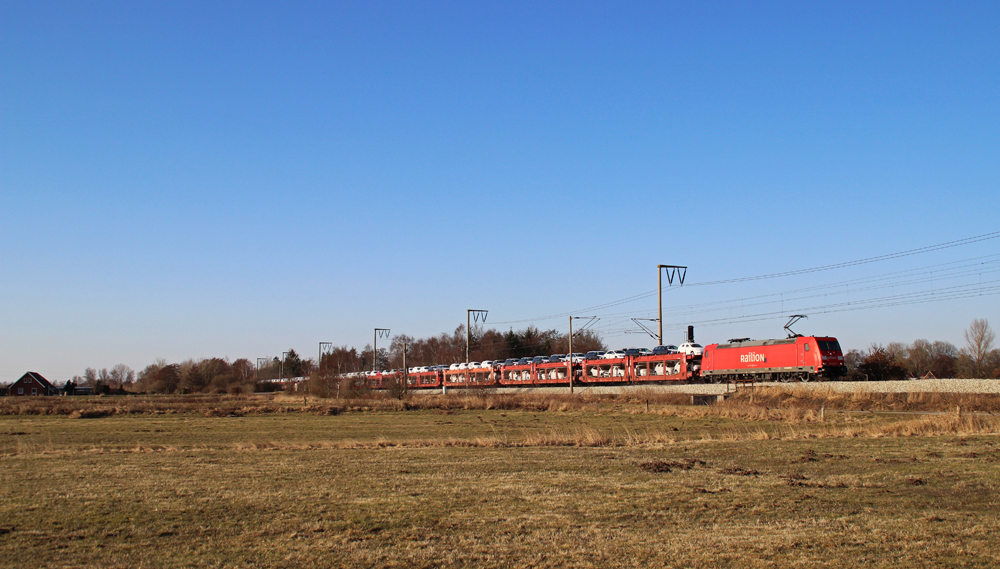 185 225-0 fuhr am 27.03.2013 mit einem Autozug von Emden nach Osnabrck, hier bei Veenhusen.