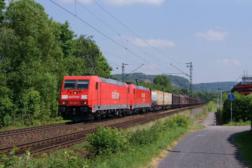 185 225-0 und eine weitere 185 ziehen einen gemischten Gterzug durch Bonn-Limperich am 02.06.2012