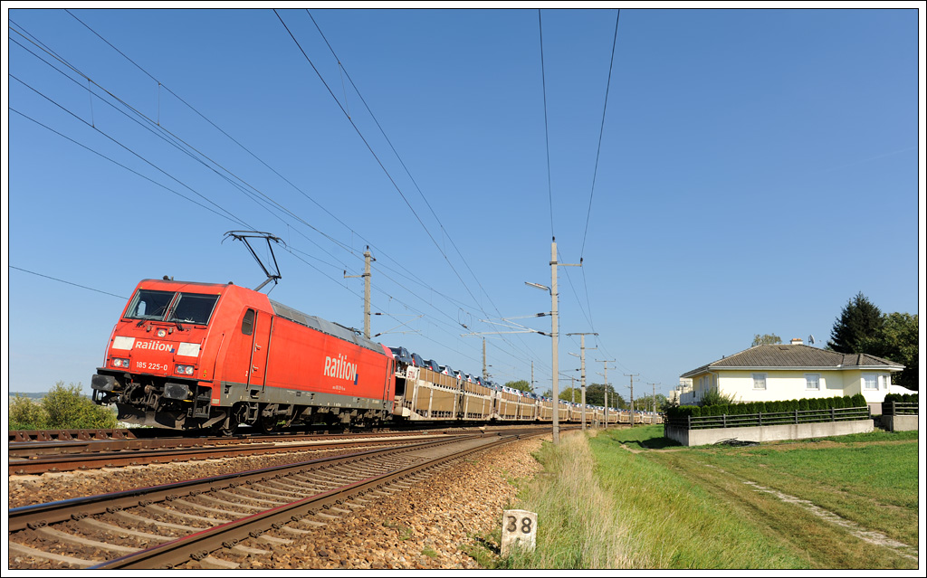 185 225 am 16.9.2011 mit einem Autoganzzug kurz nach dem Bahnhof Neulengbach aufgenommen.