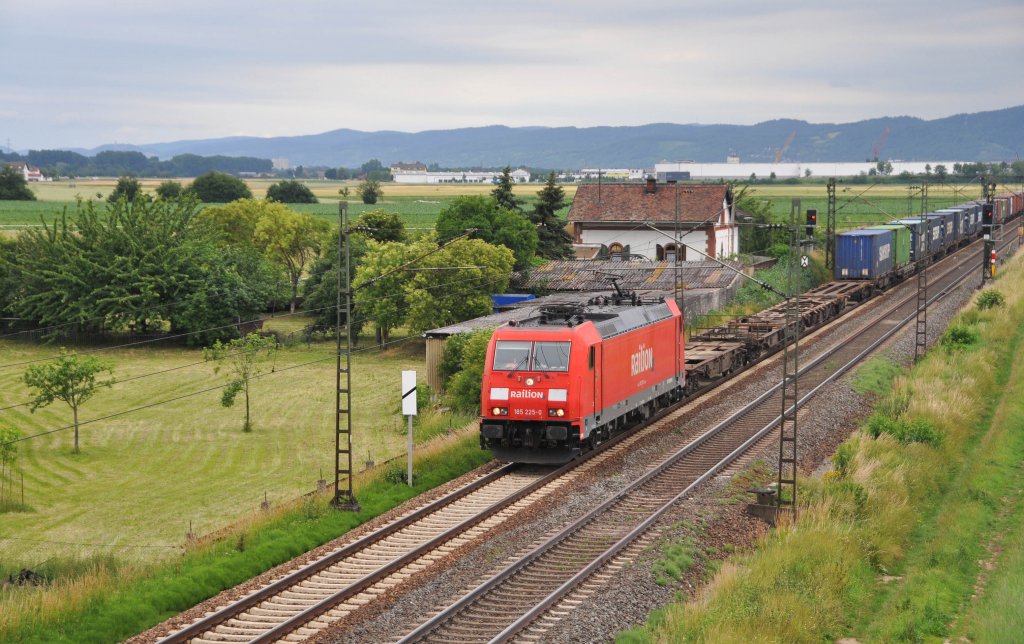 185 225 mit Containern auf der Main-Neckar-Bahn bei Ladenburg in Richtung MA-Friedrichsfeld am 16.6.2012