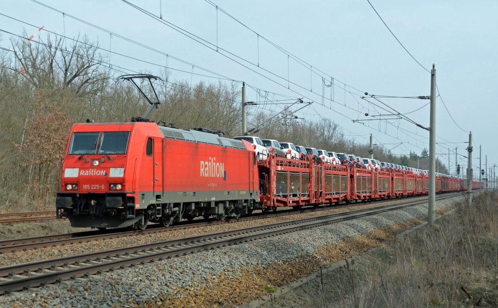 185 225 zog am 10.04.13 einen Autozug durch Burgkemnitz Richtung Bitterfeld.