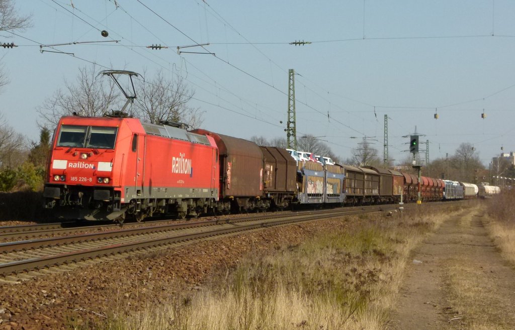 185 226-8 zieht am 16.03.2012 einen gemischten Gterzug durch Kennelgarten