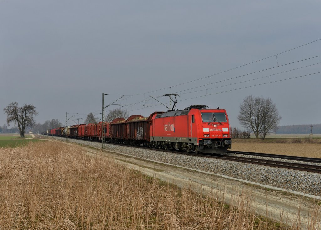 185 226 mit einem Gterzug am 28.03.2013 bei Langenisarhofen.