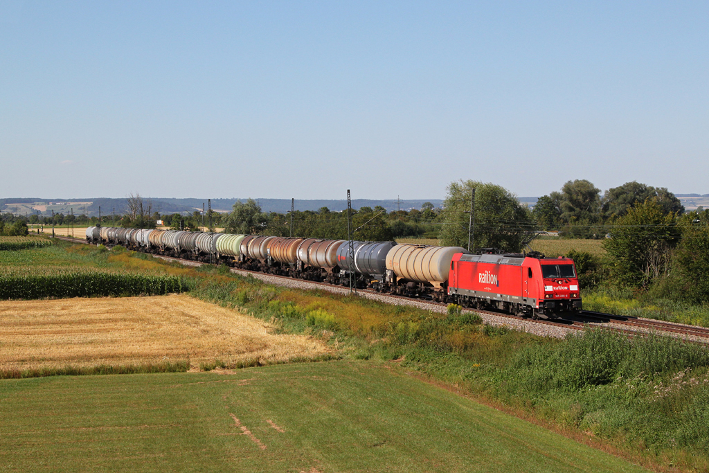 185 226 mit einem Kesselwagenzug am 01.08.2012 bei Mertingen.