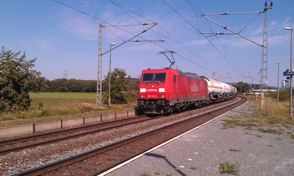 185 226 mit gemischten Gterzug am 15.08.2012 in Gundelsdorf. 