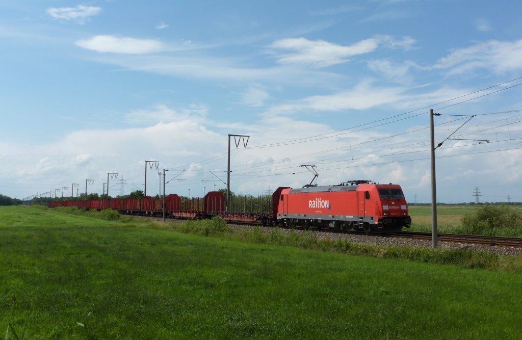 185 227-6 fuhr am 22.06.2012 mit einem Gterzug von Emden nach Osnabrck, hier bei Petkum.