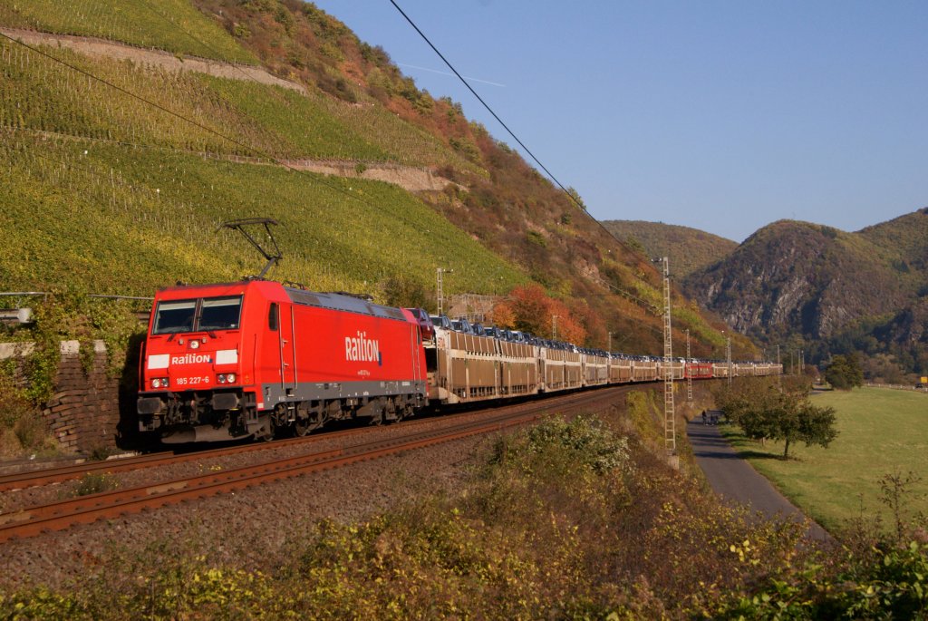 185 227-6 mit einem Autotransportzug in M�den (Mosel) am 23.10.2011