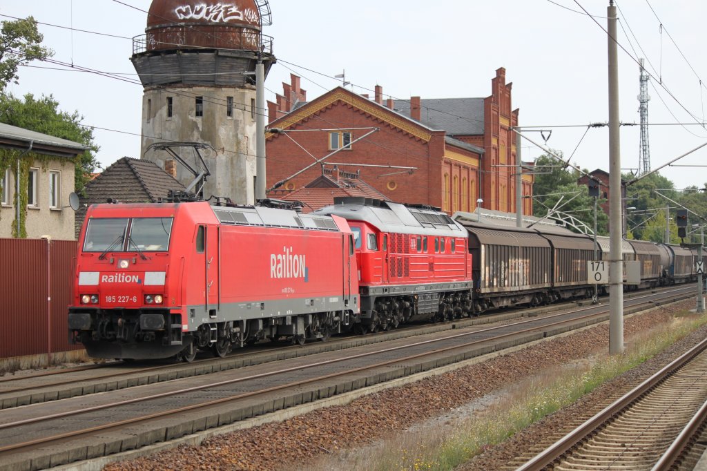 185 227-6 mit gemischtem Gz am 28.07.2012 in Rathenow.Als Wagenlok 232 240-2.