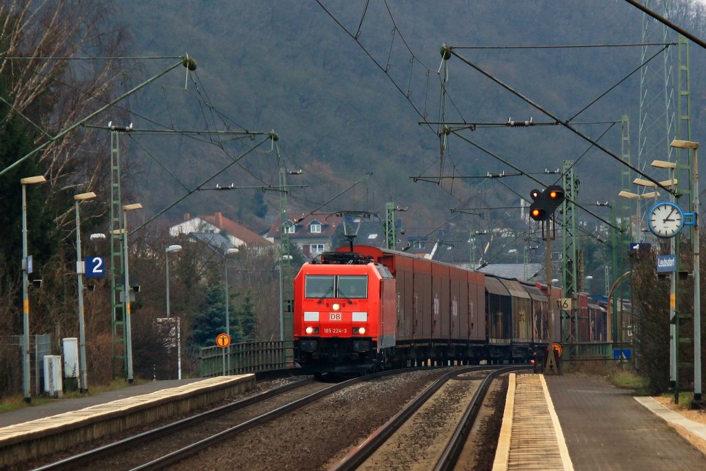 185 228-3 am 03.04.2013 von Sden kommend auf der rechten Rheinstrecke bei Leubsdorf.