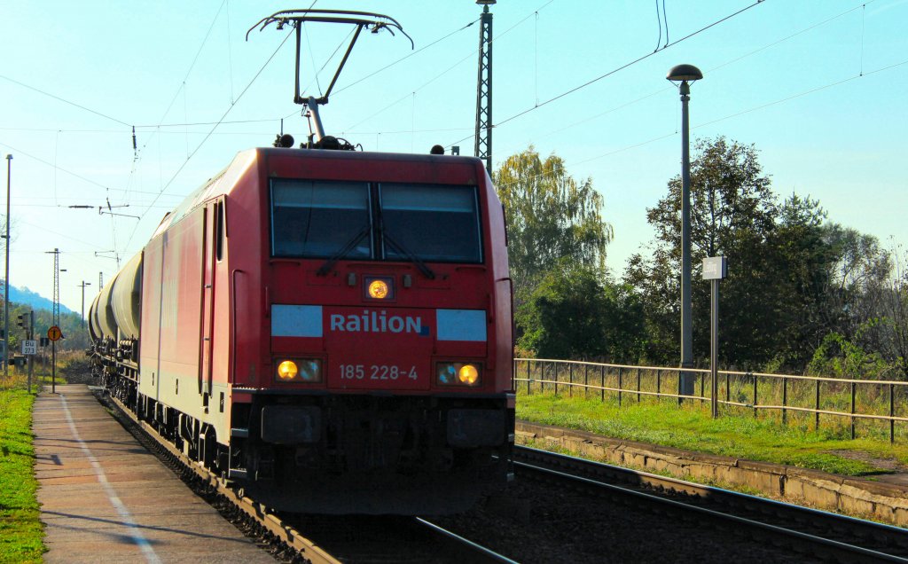 185 228-4  mit einen Kesselwagenzug beim Passieren des HP Leißling in Richtung Weißenfels.
