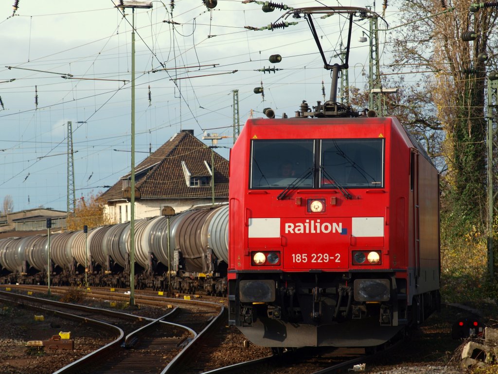 185 229-2 fhrt mit einem Kesselzug aus Aachen West in Richtung Kln.