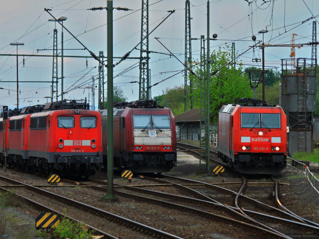 185 230-0 umfhrt am 03.05.2012 die Abstellgruppe in Aachen West, auf denen noch 185 602-0 von Crossrail und 140 815-2 zu sehen sind.