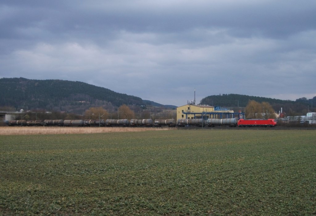 185 230 ist am 10. Mrz 2013 mit einem Kesselzug bei Neuses(b. Kronach) Richtung Lichtenfels unterwegs.
