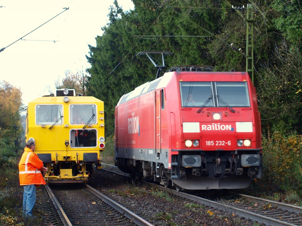 185 232-6 fhrt langsam an der Stopfmaschine vorbei nach Aachen West zurck, nach dem sie einer Cobra mit einem schweren Gterzug Schubhilfe bis zum Gemmenicher Tunnel geleistet hat.