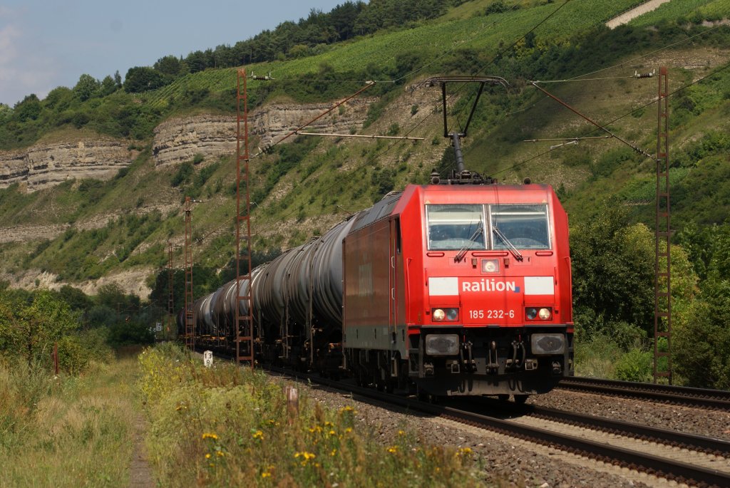 185 232-6 mit einem Kesselwagenzug in Th�ngersheim am 31.07.2010