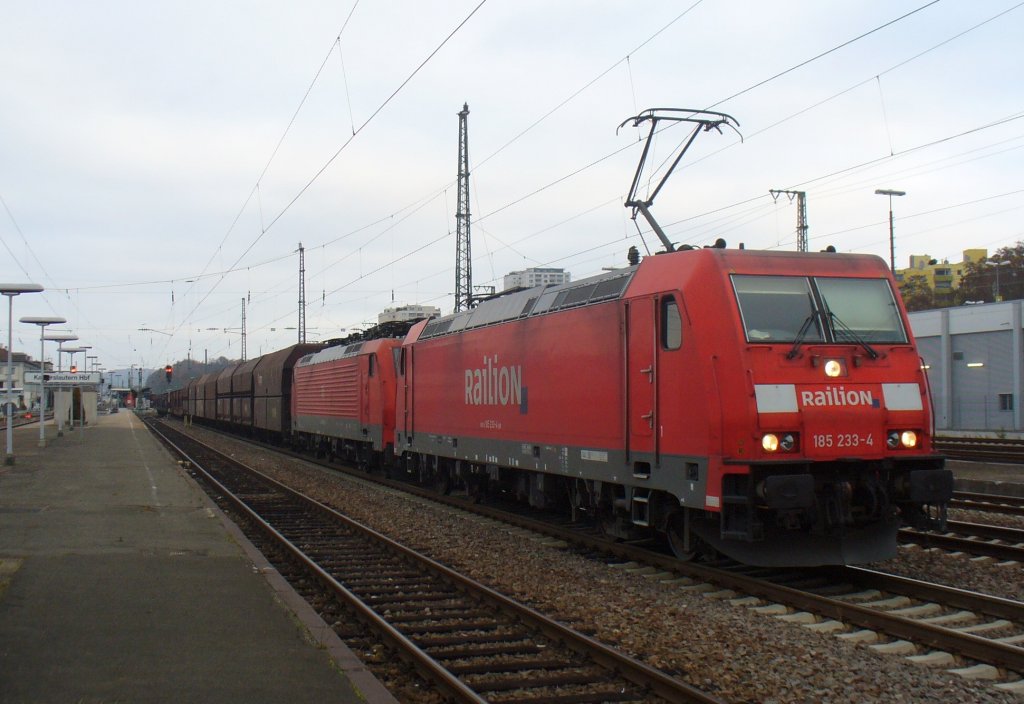 185 233-4 und 189 002-9 (kalt) ziehen einen gemischten Gterzug am 26.11.2011 durch Kaiserslautern