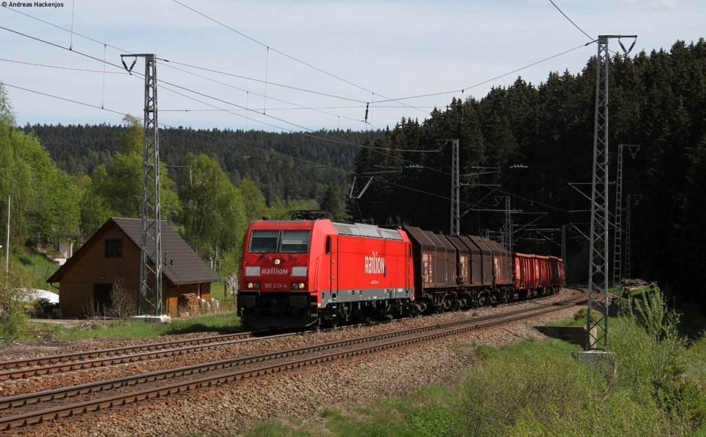 185 233-4 mit dem EK 55834 (Villingen(Schwarzw)-Offenburg Gbf) bei St.Georgen 11.5.12