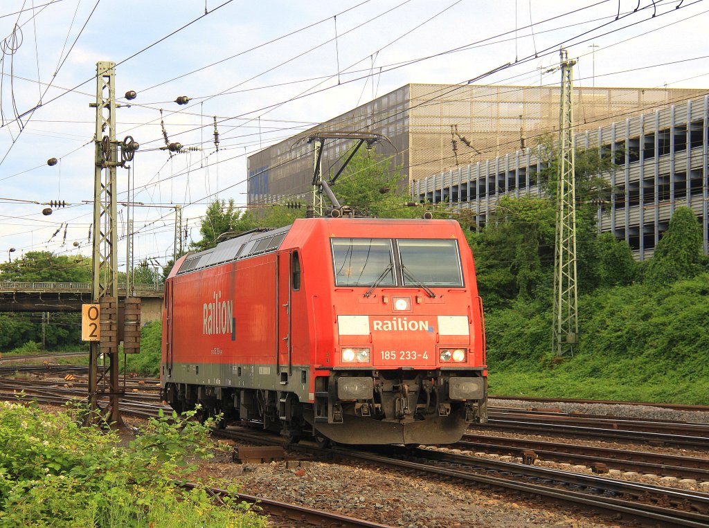 185 233-4 von Railion rangiert in Aachen-West bei der Abendsonne am 6.7.2012.