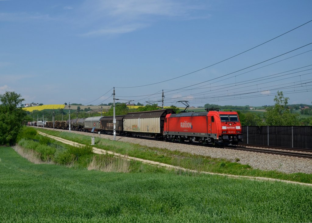 185 233 mit einem Gterzug am 09.05.2013 bei Taufkirchen an der Pram.