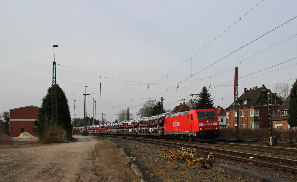 185 234-2 fuhr am 23.03.2013 mit einem Autozug von Osnabr�ck nach Emden, hier in Aschendorf.