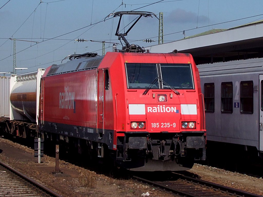 185 235-9 von Railion durchfhrt den Passauer Hauptbahnhof Richtung sterreich;110616