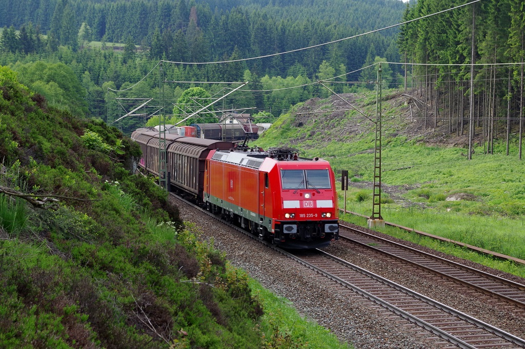185 235 mit gemischten Gterzug am 08.06.2013 bei der Bastelsmhle gen Steinbach am Wald. 