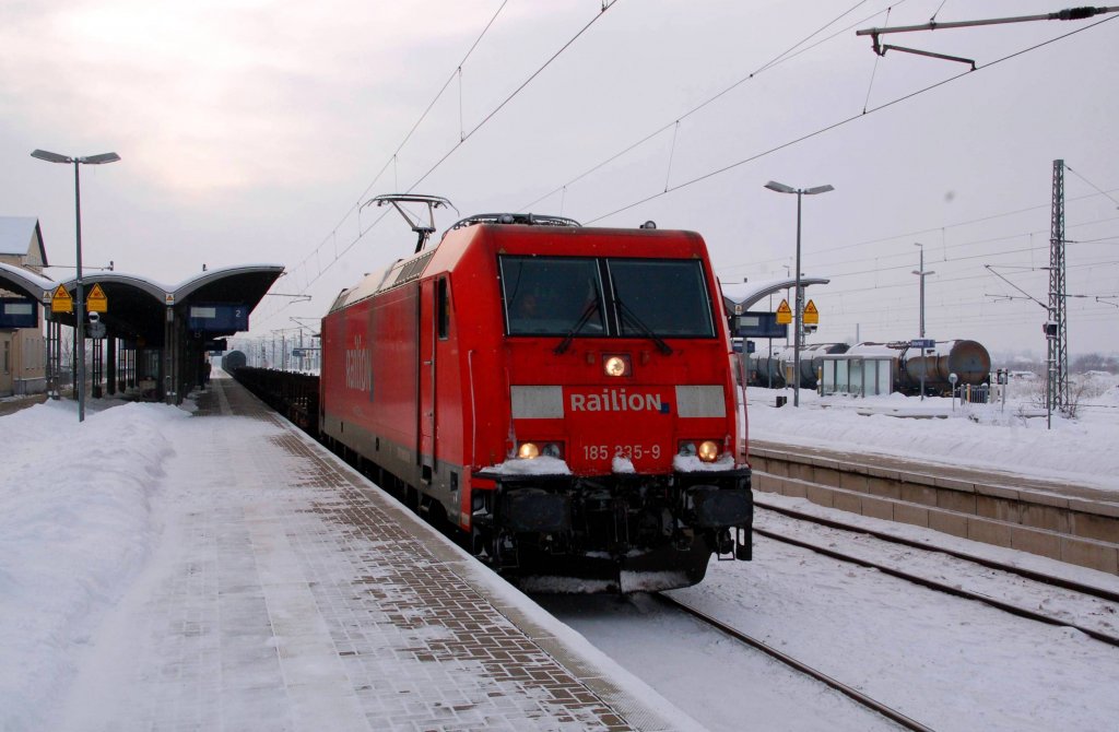 185 235 zieht am 06.01.2010 einen Gterzug langsam durch Bitterfeld, das Signal schaltete erst kurz vorher um.