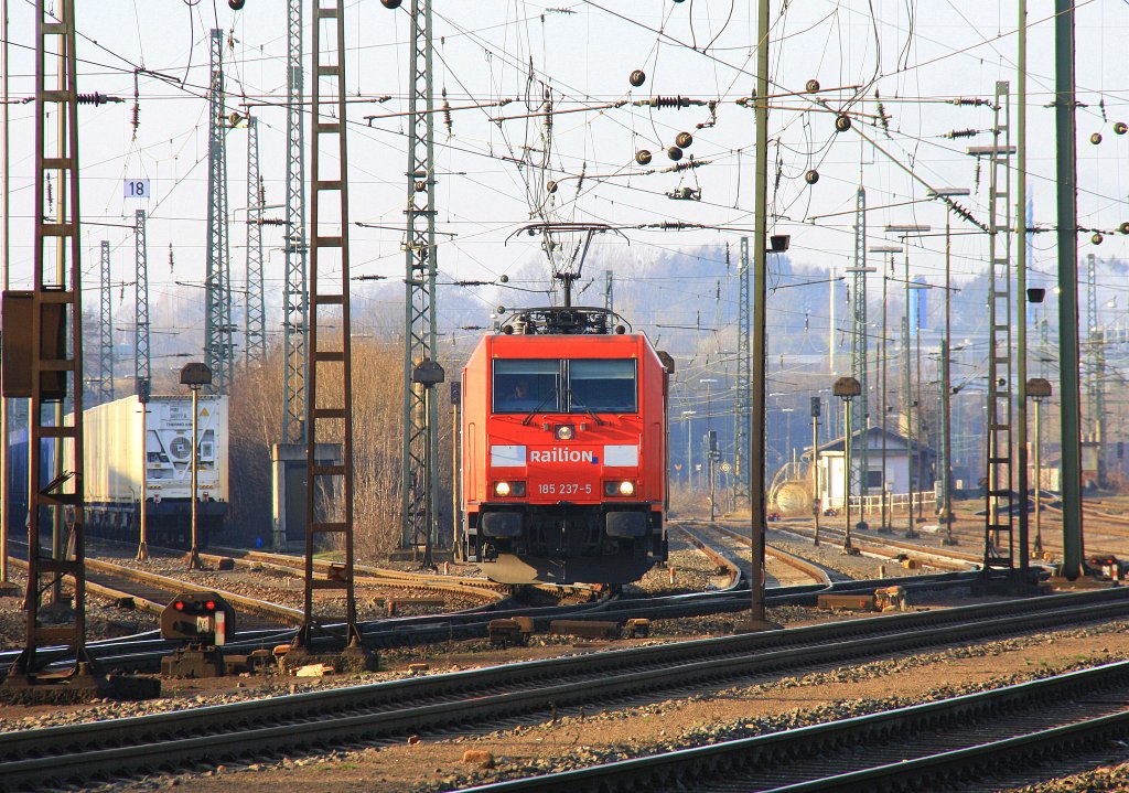 185 237-5 von Railion rangiert in Aachen-West bei Sonnenschein am 28.1.2012.
