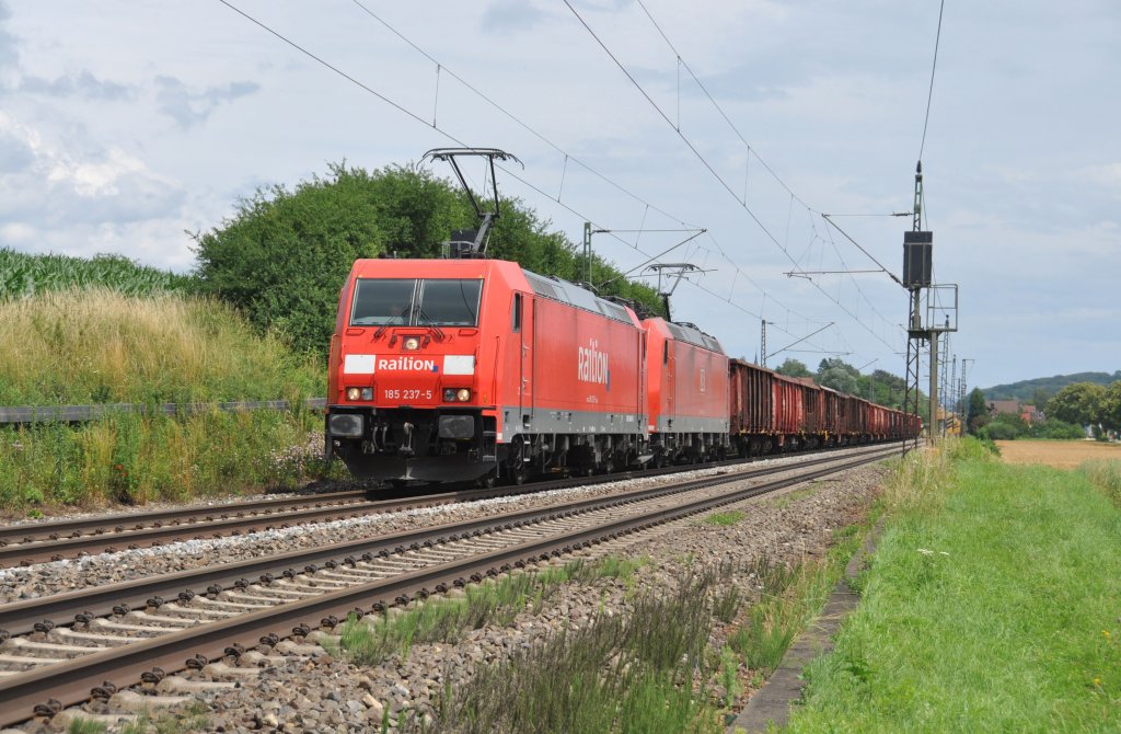 185 237 mit Schwesterlok 185 024 ziehen einen Ganzzug bestehend aus Eanos-Wagen ber die Filsbahn Ri.Kornwestheim.Aufgenommen bei Ebersbach/Fils am 23.6.2011