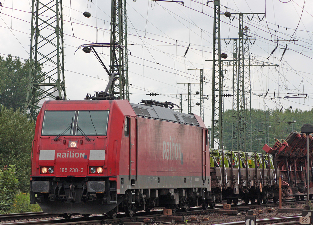 185 238-3 mit einem Gterzug mit u.a. Teilen fr Claas Landwirtschaftsmaschienen bei der Durchfahrt in Kln Gremberg, 6.8.10