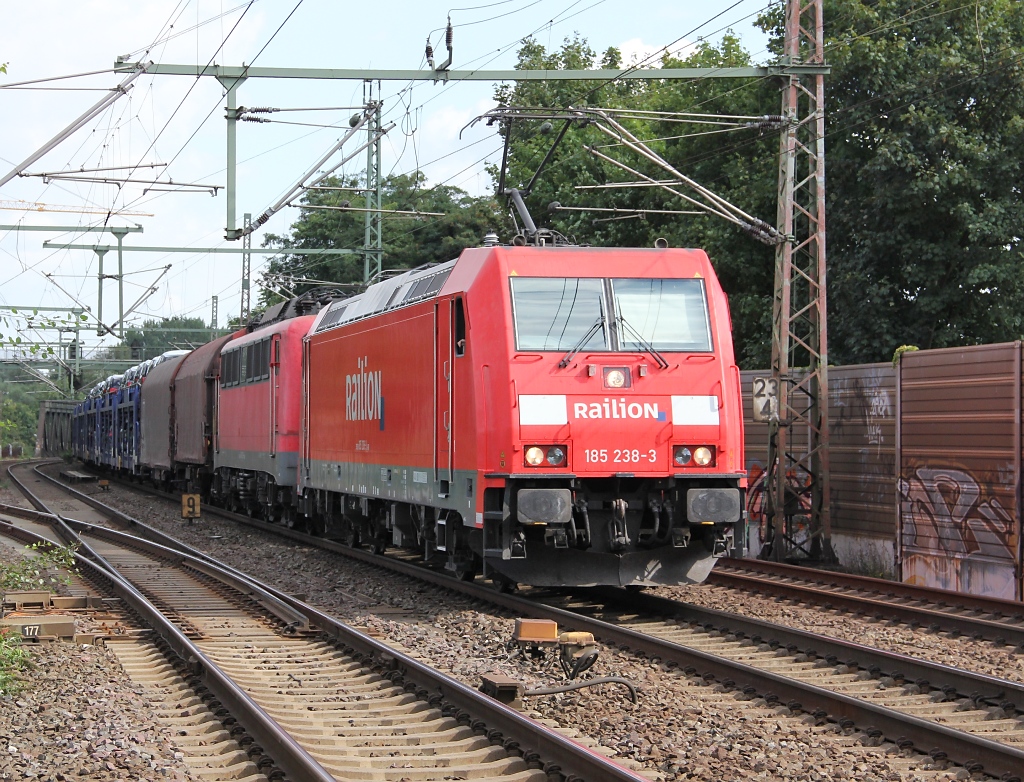 185 238-3 mit der Wagenlok 140 535-6 und einem gemischten Gz in Fahrtrichtung Seelze. Aufgenommen am 08.09.2012 in Hannover Linden.-Fischerhof.