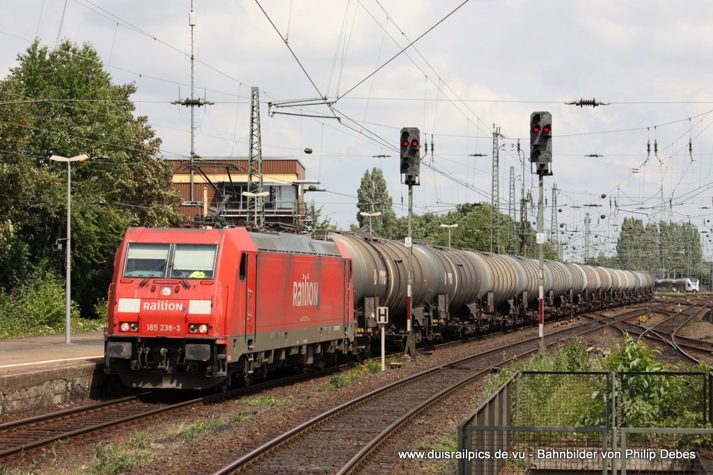 185 238-3 (Railion) fhrt am 1. August 2010 um 14:05 Uhr mit einem Gterzug durch den Mnchengladbacher Hauptbahnhof