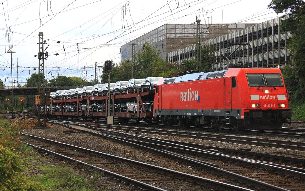185 238-3 von Railion kommt aus Richtung K�ln mit gemischten G�terzug aus Osnabr�ck nach Kortenberg-Goederen(B) und f�hrt in Aachen-West bei Regenstimmung am 27.9.2012.