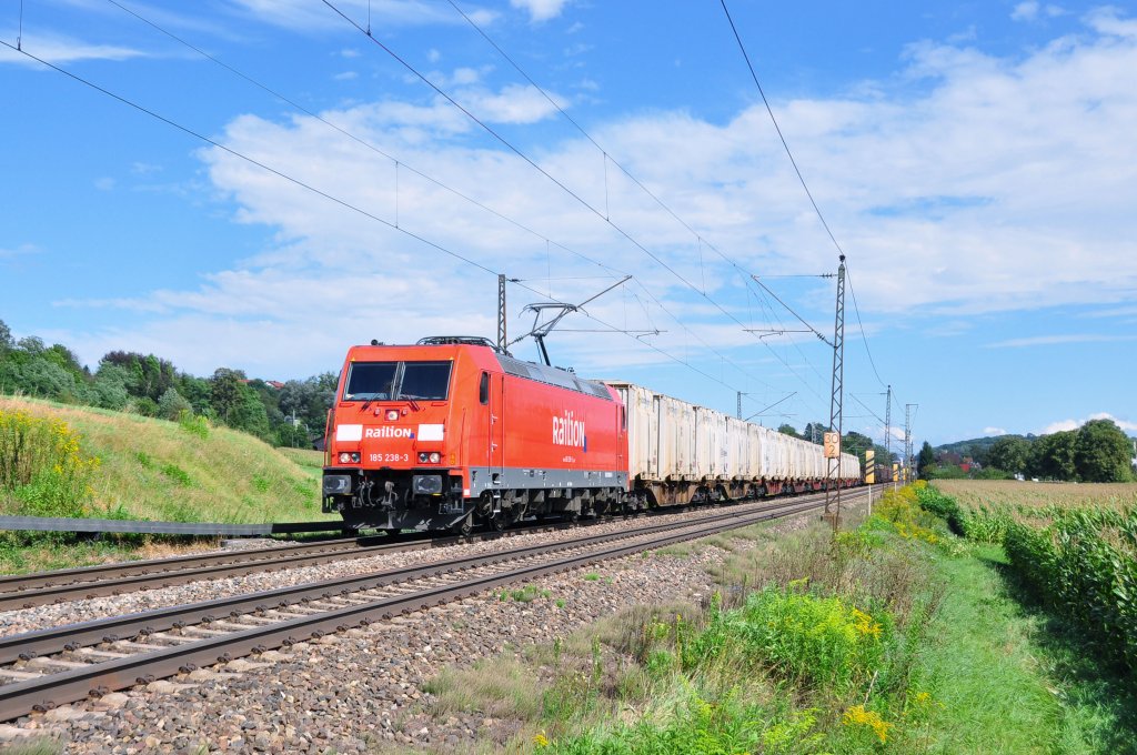 185 238 mit einem gem.GZ auf der Filsbahn Richtung Untertrckheim bei Ebersbach an der Fils am 25.8.2012