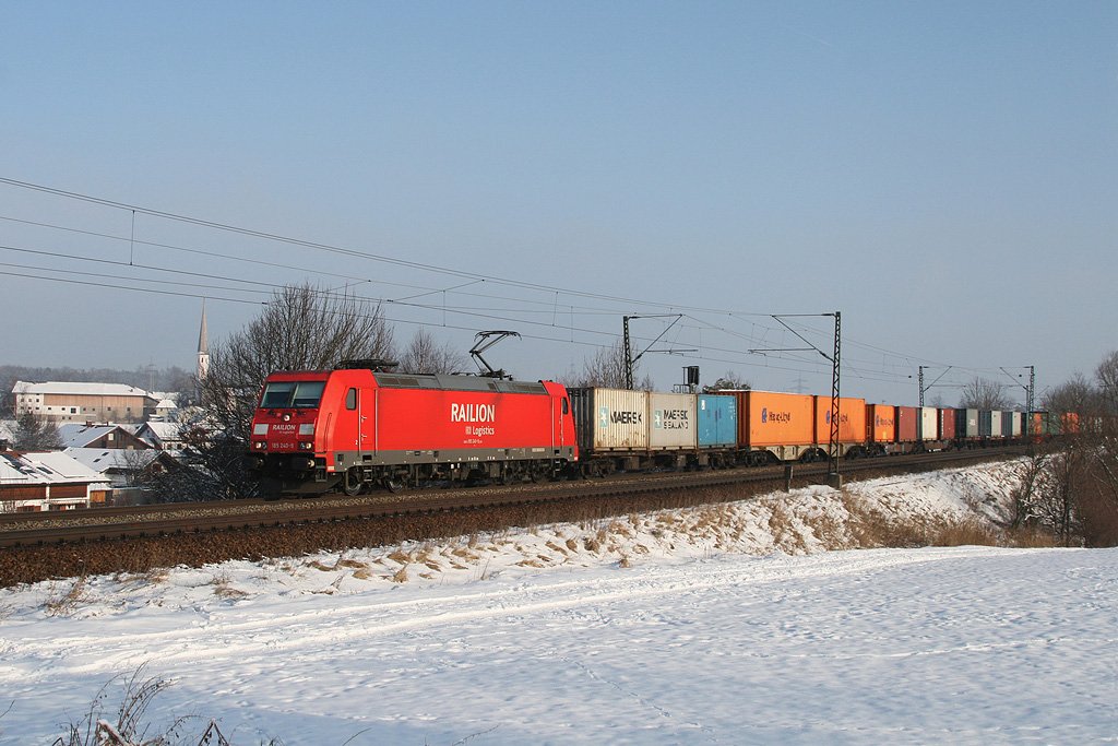 185 240 mit einem Containerzug am 16.01.2010 bei Ostermnchen.
