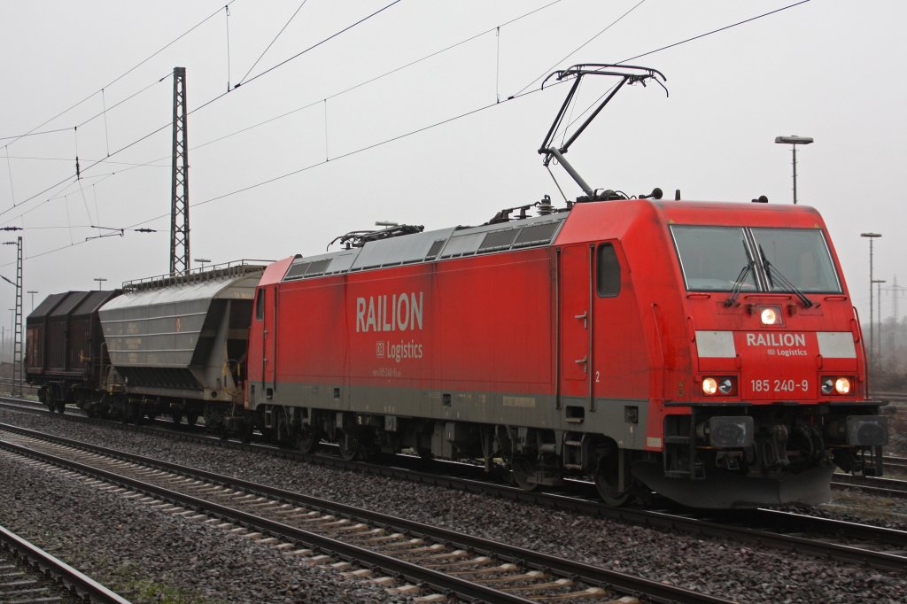 185 240 zieht am 22.1.11 einen Schadzug von Duisburg-Wedau nach Oberhausen-West:Aufgenommen kurz nach der Abfahrt in Duisburg-Bissingheim