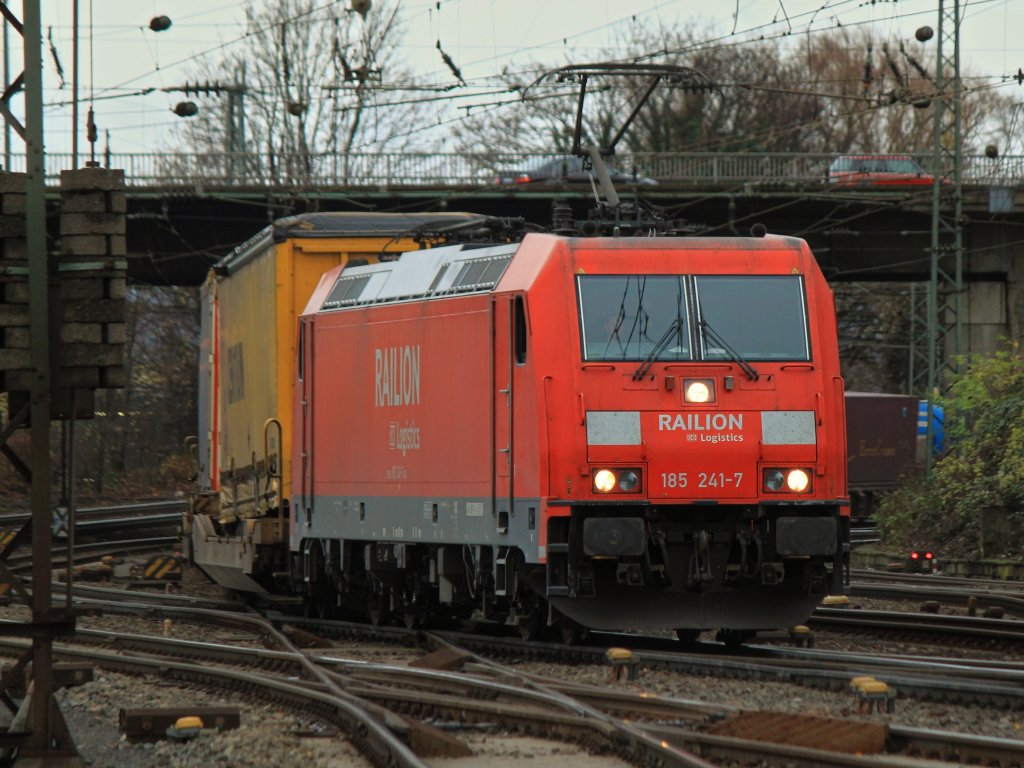 185 241-7 am 04.12.2011 mit einen KLV-Zug unter der Brcke Turmstrasse von Kln kommend im Gleisvorfeld von Aachen West.