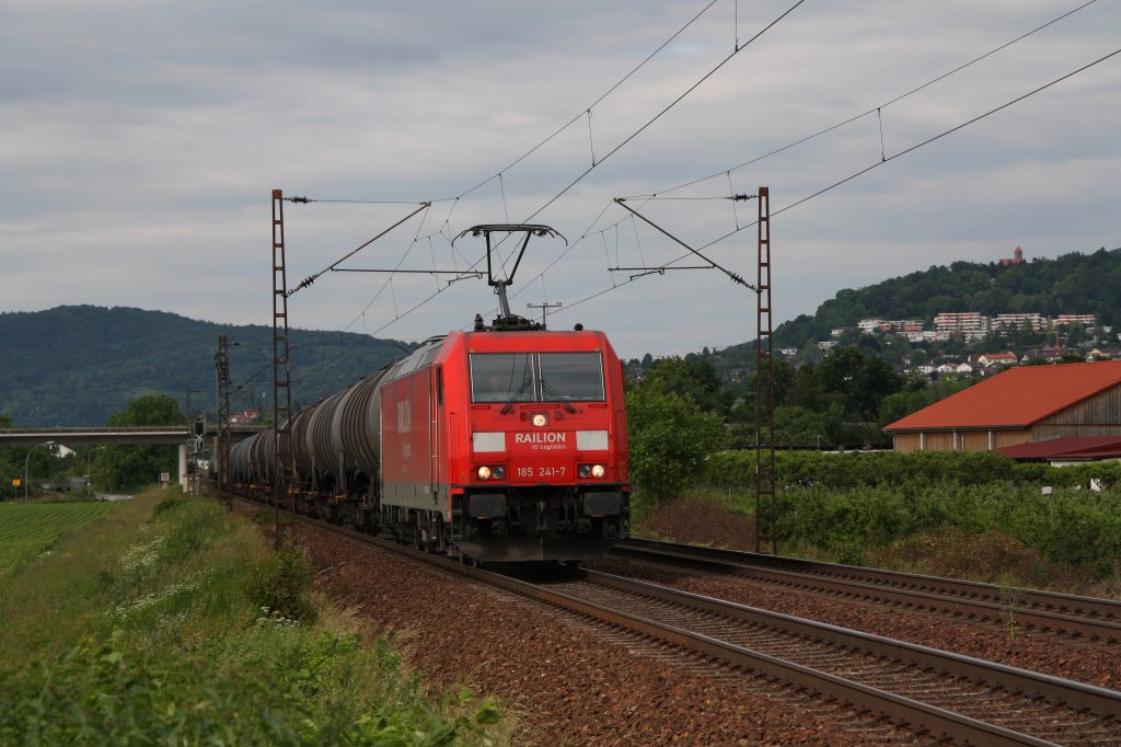 185 241 mit Kesselwagen in Richtung Heidelberg.Am 03.06.10 in Ltzelsachsen.