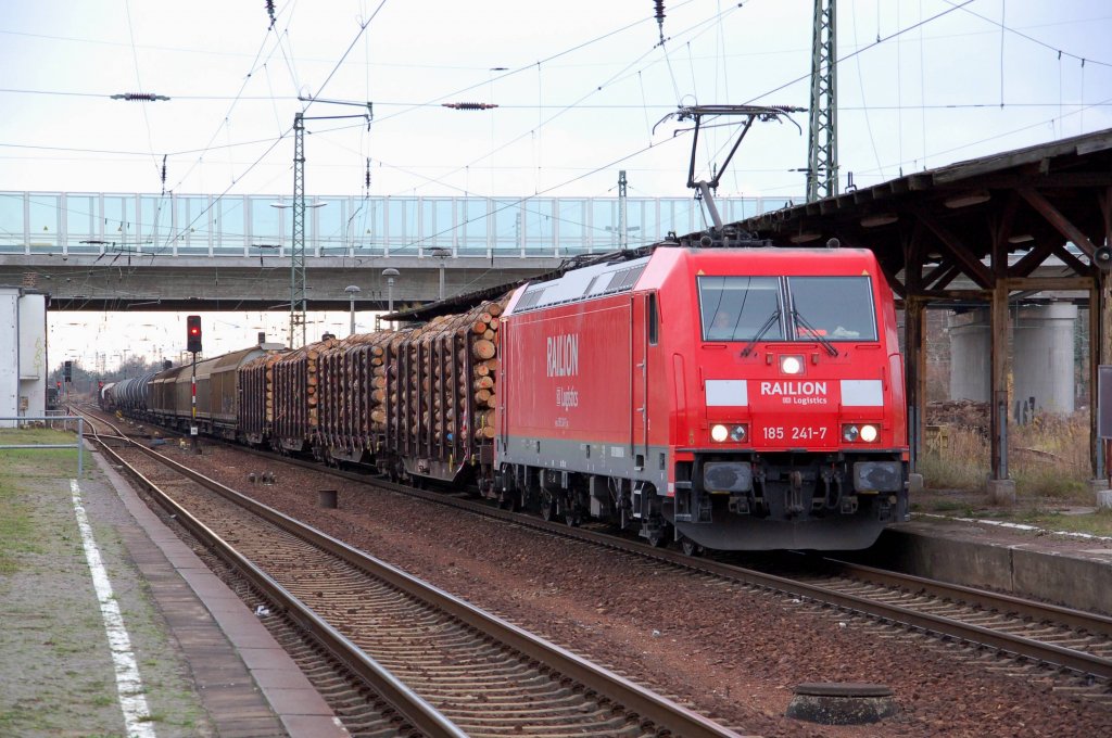 185 241 zieht am 28.11.09 einen Gterzug durch Gaschwitz Richtung Leipzig.