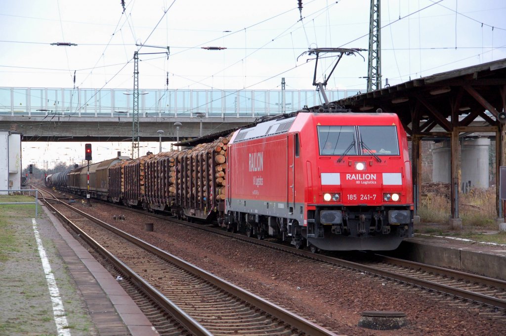 185 241 zieht am 28.11.09 einen Gterzug durch Gaschwitz Richtung Leipzig.