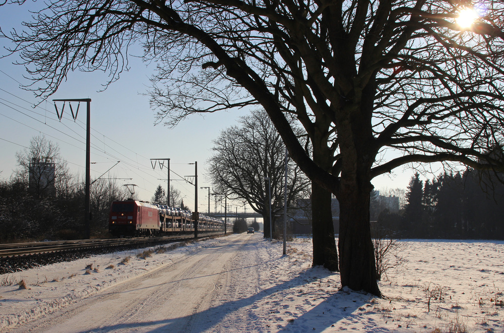 185 242-5 fuhr am 23.01.2013 mit einem Autozug von Osnabrck nach Emden, hier in Leer.