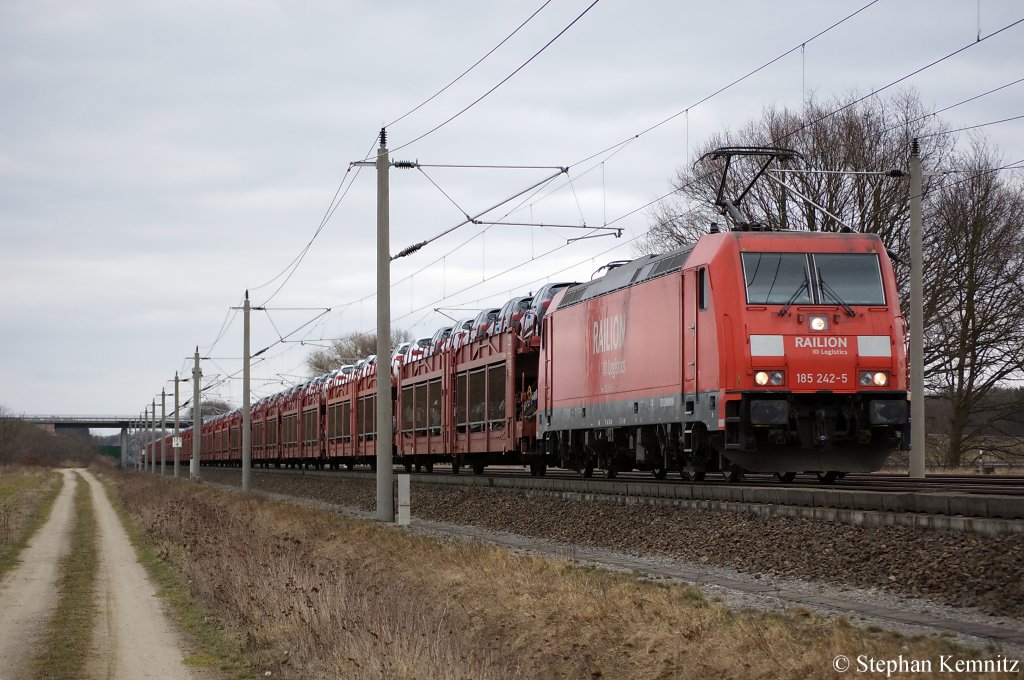 185 242-5 mit dem Opel Astra Autozug zwischen Growudicke und Rathenow in Richtung Stendal unterwegs. 28.03.2011