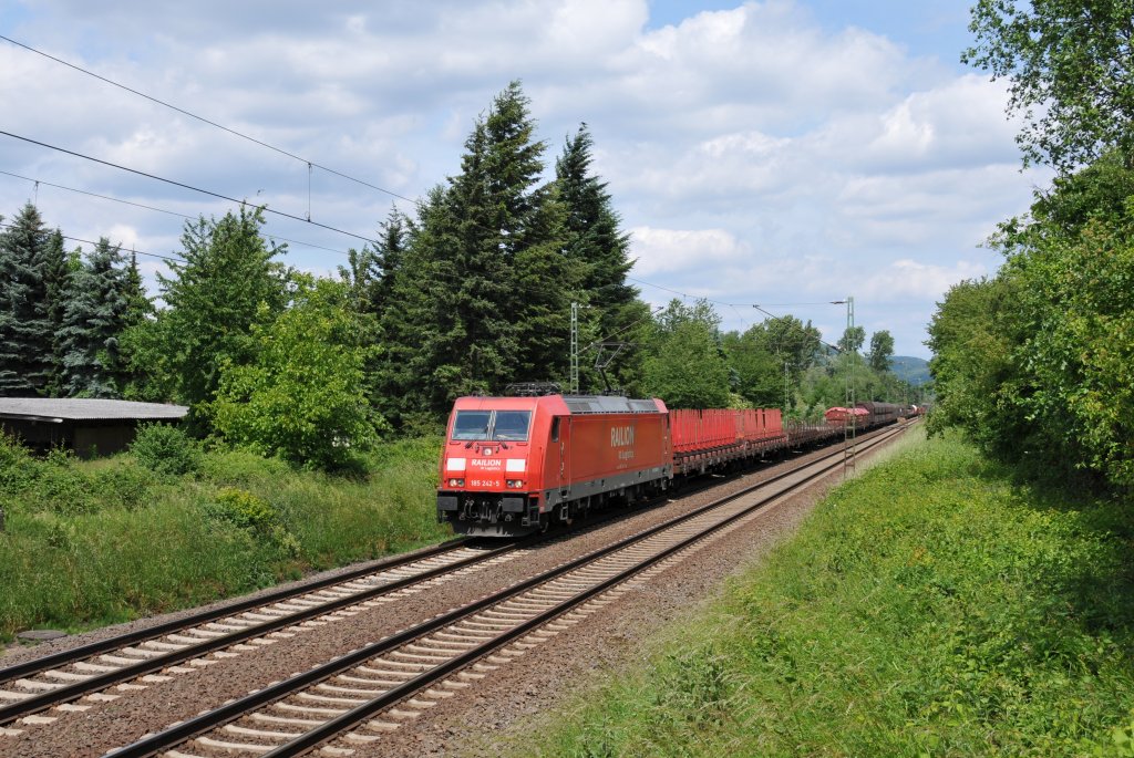 185 242-5 mit einem gemischten Gterzug unterwegs auf der rechten Rheinstrecke in Richtung Koblenz. Aufgenommen am 28/05/2011 bei Unkel.